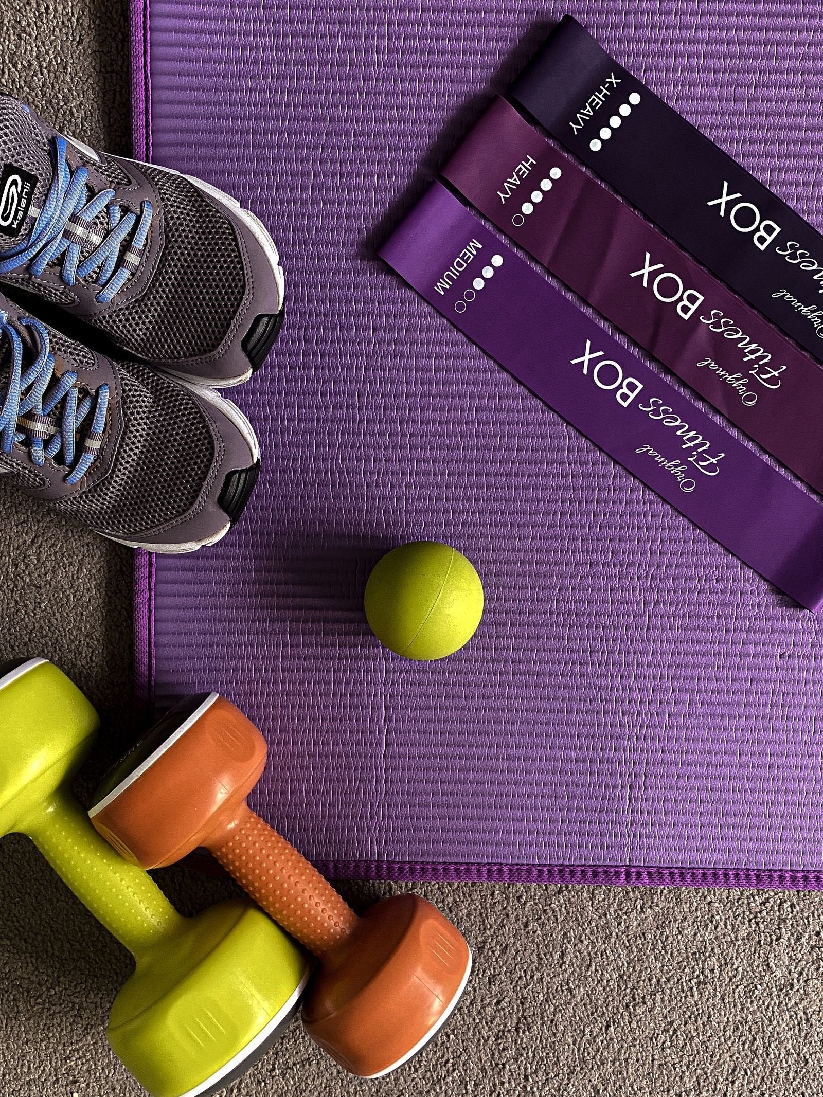 Fitness gear arranged on an exercise mat